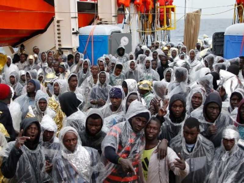 Sbarco a Pozzallo di 433 migranti con le navi dell'Ong Moas e della Croce Rossa. Foto LaPresse
