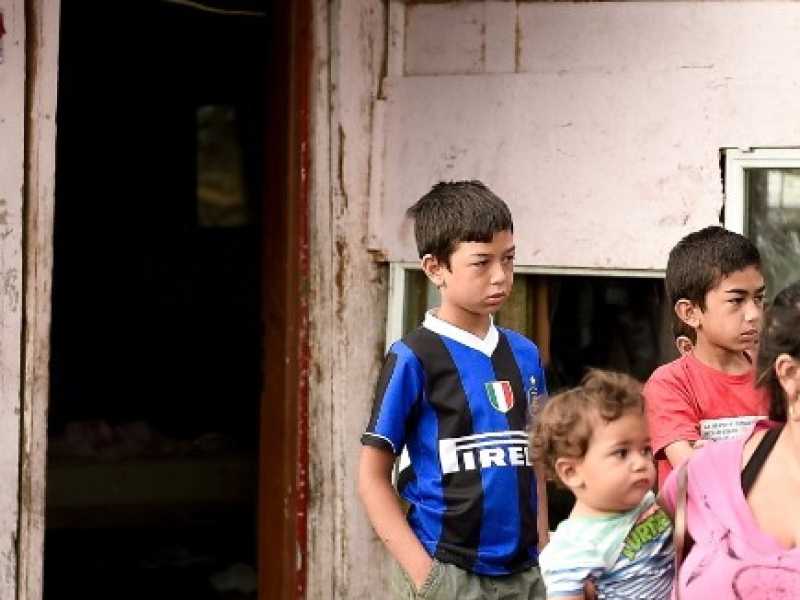 Perquisizioni in un campo rom a Torino (foto LaPresse)