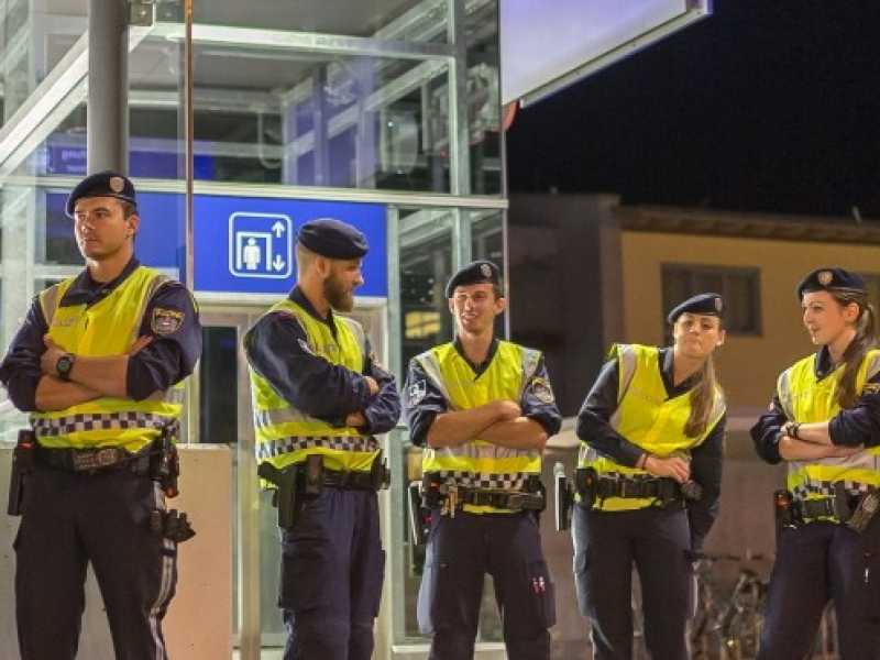 La polizia austriaca al Brennero (foto LaPresse)