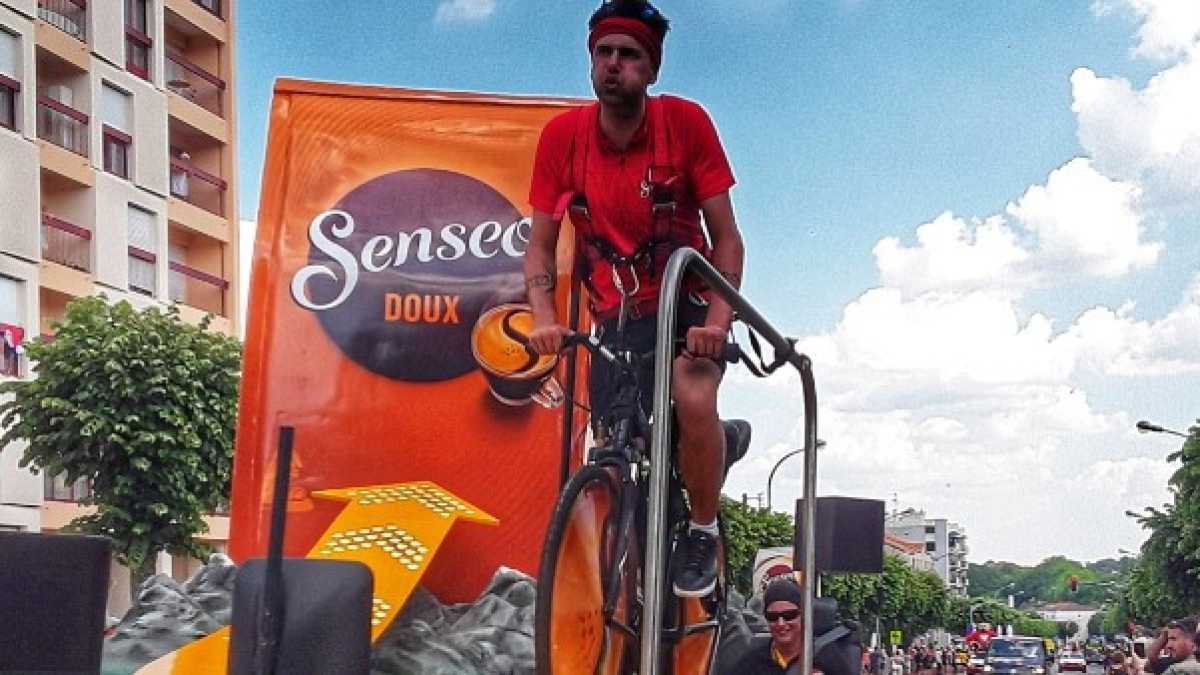 Immagine di Lo sprint di Sagan e quello dei ragazzini per la carovana pubblicitaria del Tour