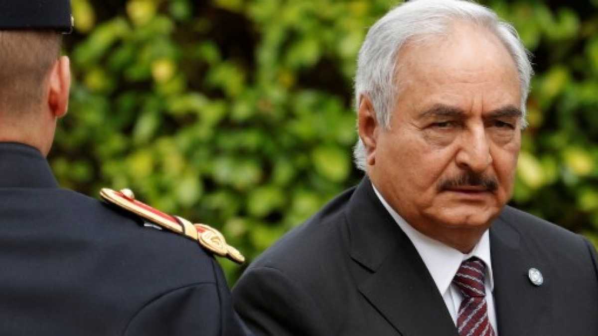 Immagine di Tricolori in fiamme e jihad: l'ira del libico Haftar contro l'Italia