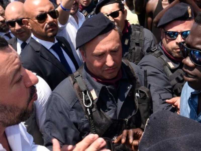 Il ministro dell'Interno, Matteo Salvini, in visita alla tendopoli di San Ferdinando in provincia di Reggio Calabria (foto LaPresse)