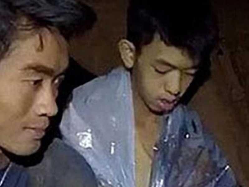 L'allenatore Ekaphol Chanthawong con due dei ragazzi nella grotta (Thai Navy Seals)