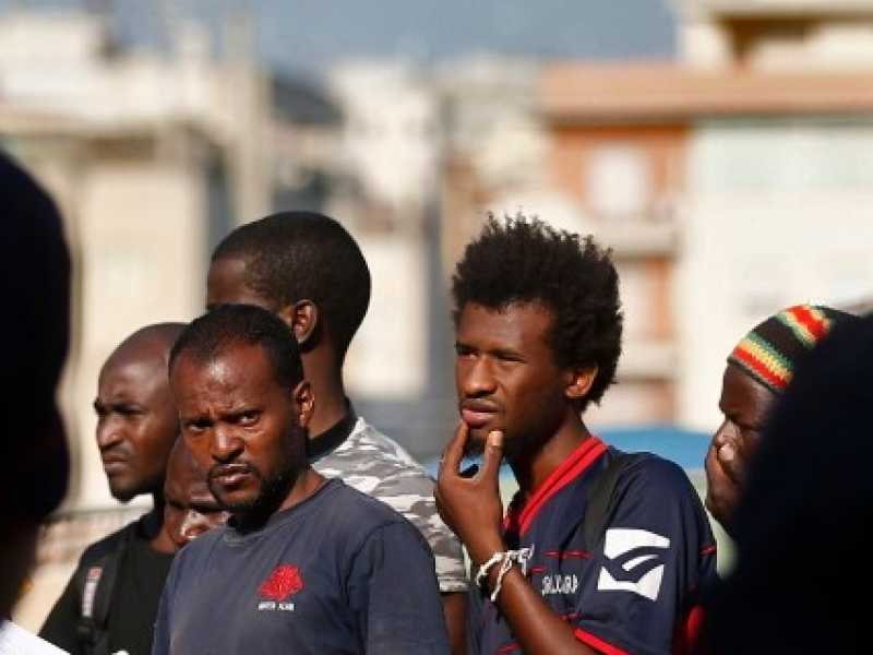 Operazione di Polizia alla tendopoli per i migranti allestita dal Centro Baobab (foto LaPresse)