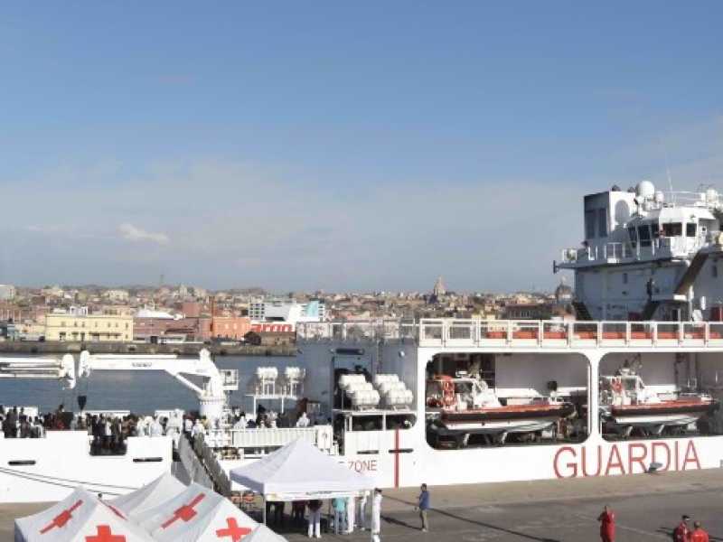 La nave Diciotti della Guardia costiera (foto LaPresse)