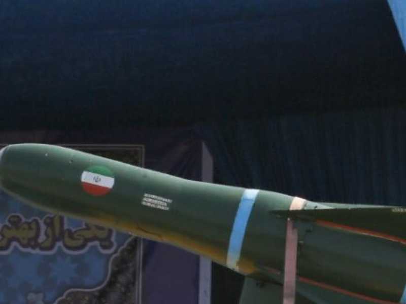 Un'immagine della ayatollah Ali Khamenei durante le celebrazioni per la giornata delle forze armate a Teheran (foto LaPresse)
