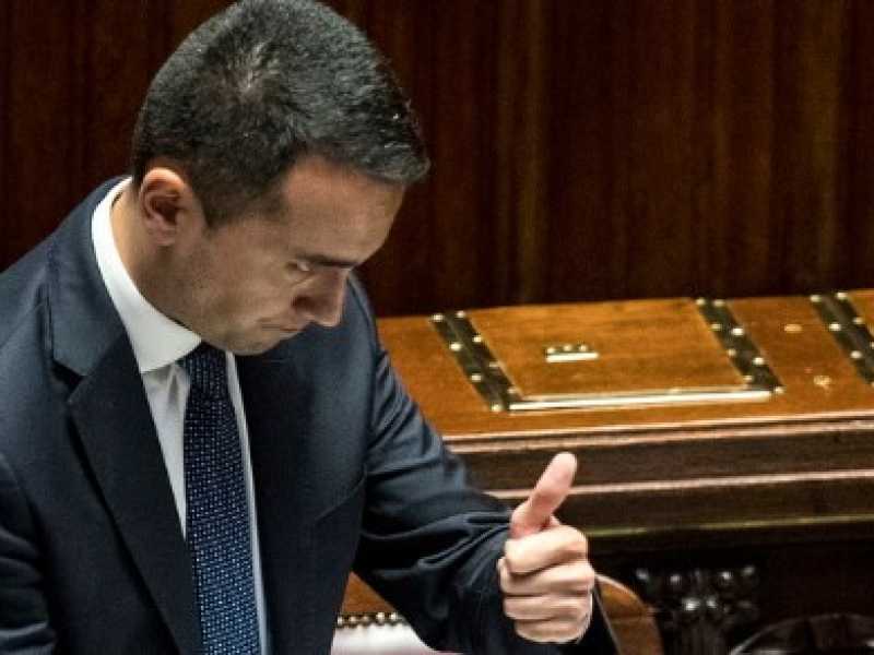 Luigi Di Maio dopo il via libera della Camera al decreto dignit&agrave; (foto LaPresse)