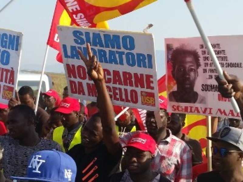 La protesta dei braccianti a Foggia dopo l'incidente che ha tolto la vita a sedici persone (Foto LaPresse)