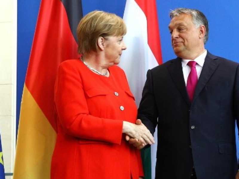 Viktor Orban e Angela Merkel a Berlino (Foto LaPresse)