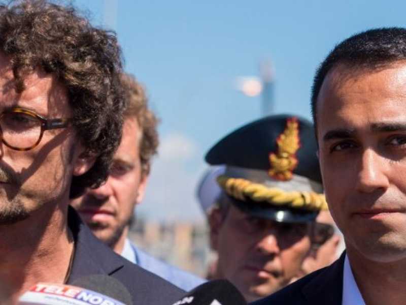 Il ministro delle Infrastrutture, Danilo Toninelli, e il vicepremier, Luigi Di Maio (foto LaPresse)