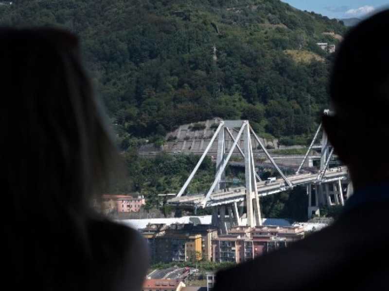 &ldquo;Molta gente con i binocoli &egrave; affacciata dalla collina di Coronata, perch&eacute; &egrave; la piattaforma perfetta per guardare e filmare con i telefonini i due tronconi rimasti  in piedi del Morandi&rdquo; (LaPresse)