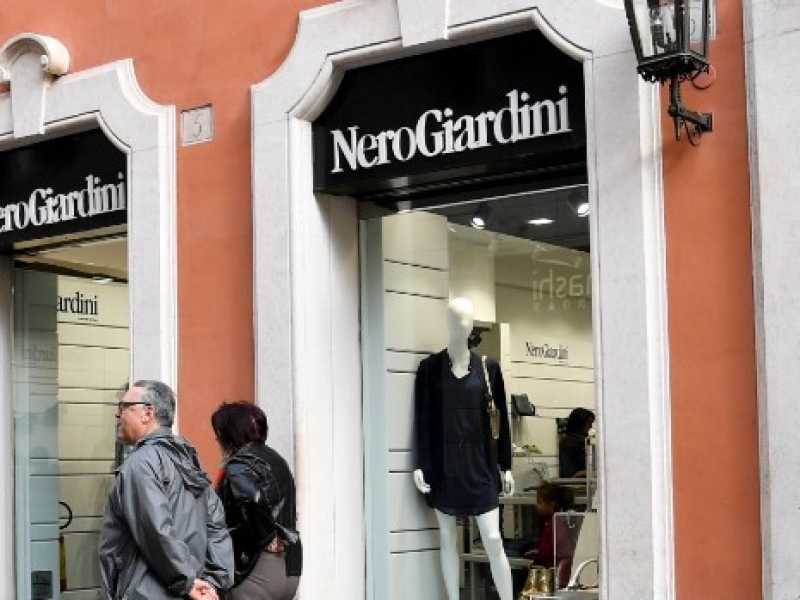 Venti deputati di En Marche hanno proposto di tenere aperti i negozi durante i giorni festivi (Foto LaPresse)