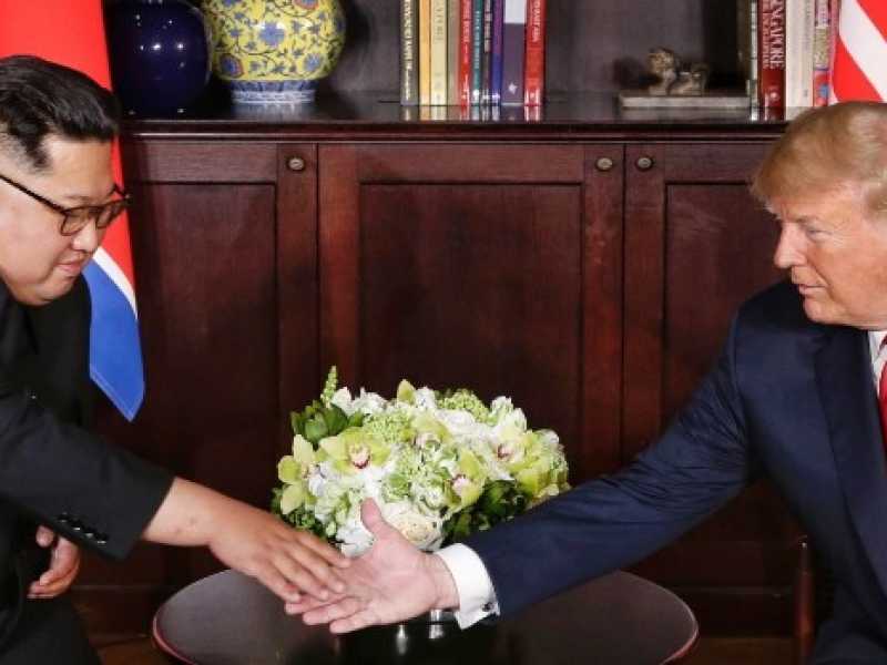 Il presidente americano Donald Trump con il presidente della nord Corea Kim Jong-un (Foto LaPresse)