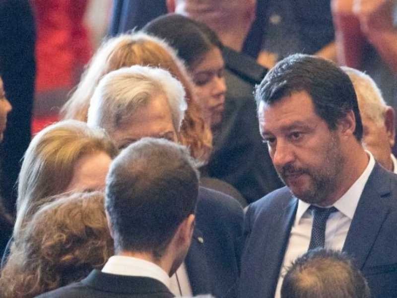 Il ministro dell&rsquo;Interno, Matteo Salvini, parla con i parenti delle vittime del crollo del ponte di Genova durante i funerali solenni (foto LaPresse)