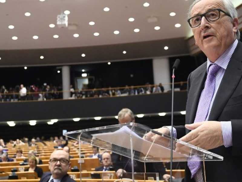 Bruxelles, il presidente della commissione europea Jean-Claude Juncker in aula (foto LaPresse)