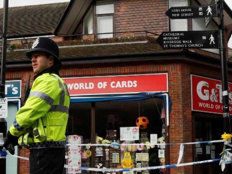 Agenti britannici a Salisbury, vivicno al luogo dove vennero ritrovati Skripal e la figlia