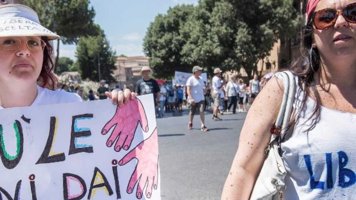Immagine di Nuovo dietro front. La politica cerchiobottista del governo sui vacciniSedotti e abbandonati. No vax e no Ilva all'attacco del M5s