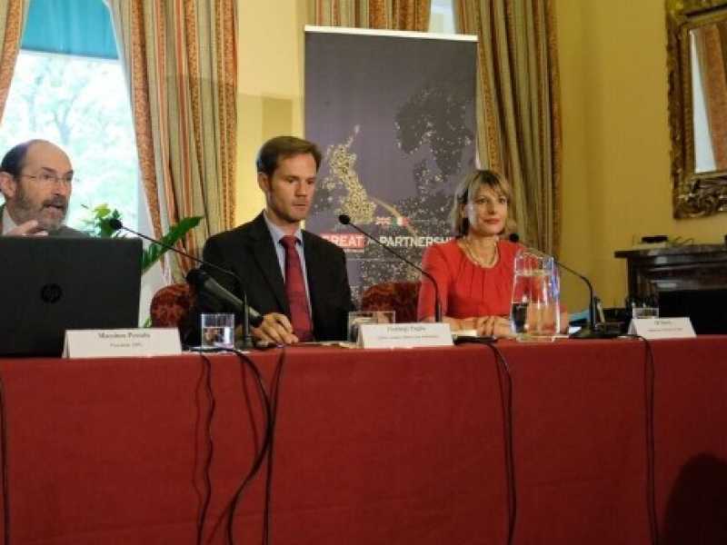 Il presidente di Swg Maurizio Pessato, il portavoce dell'ambasciata britannica Pierluigi Puglia e l'ambasciatore Jill Morris 