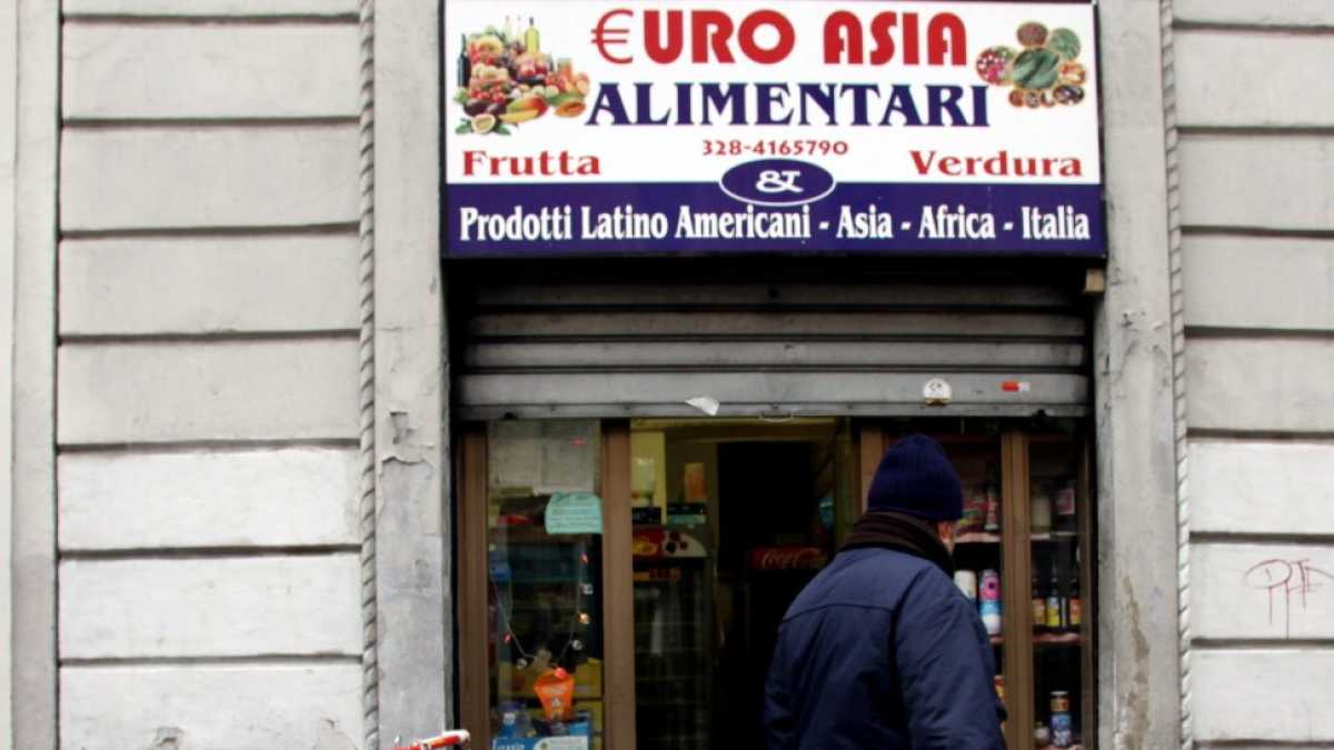 Immagine di Perché Salvini e Di Maio non possono dare il reddito di cittadinanza solo agli italiani