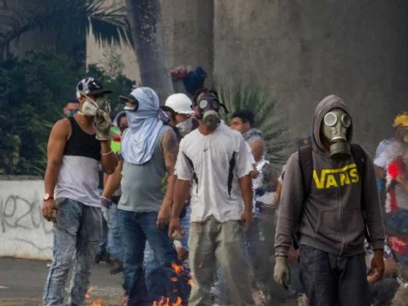 Una manifestazione degli oppositori di Maduro a Caracas (Foto LaPresse)