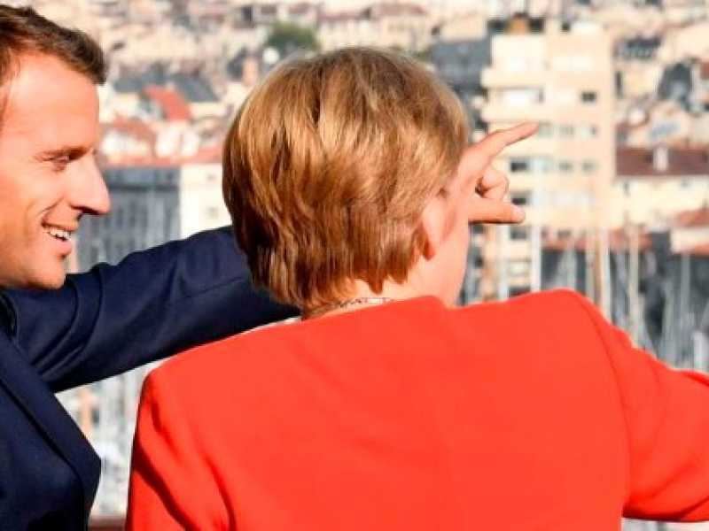Emmanuel Macron con Angela Merkel (foto LaPresse)