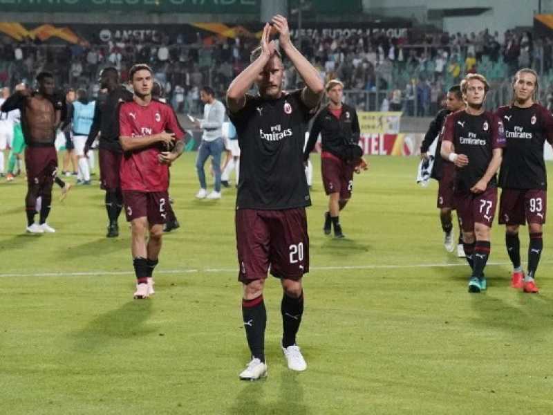 I giocatori del Milan salutano i tifosi alla fine della gara di Europa League con il  Dudelange (foto LaPresse)