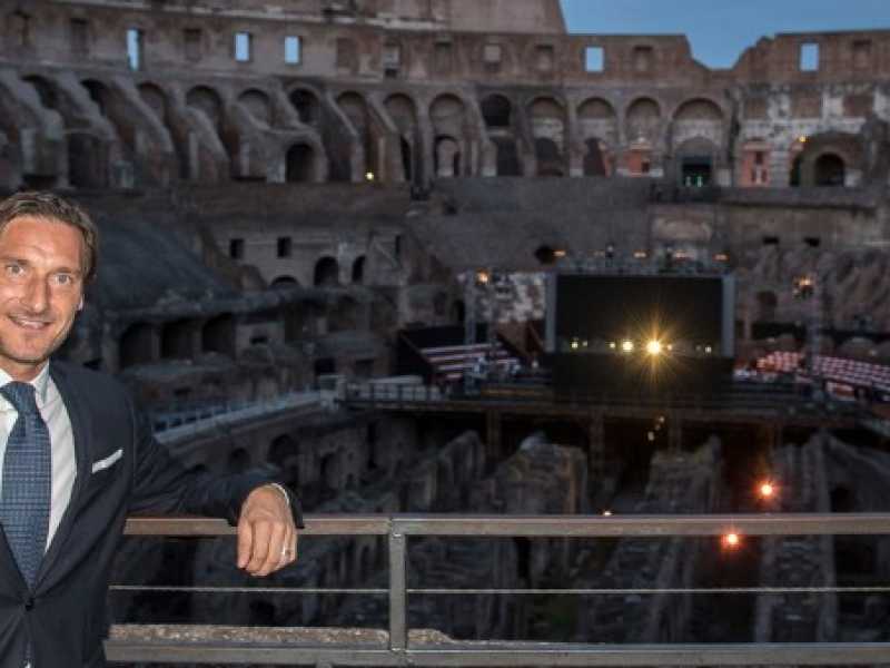 Totti vola alto al Colosseo