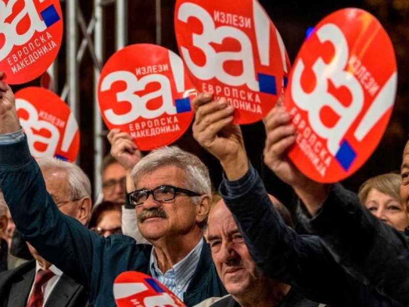 Manifestazione in Macedonia a sostegno del s&igrave; al referendum (foto LaPresse)