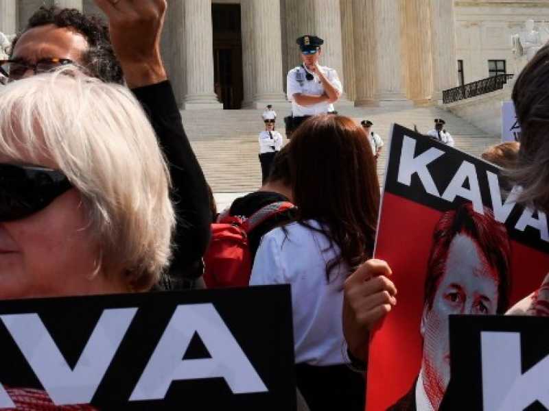 Una manifestazione contro Brett Kavanaugh fuori dalla Corte Suprema.  Foto LaPresse