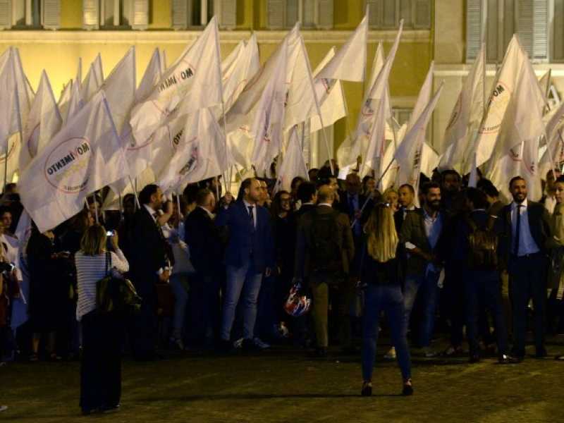 I parlamentari del M5s festeggiano l'approvazione del Def (foto LaPresse)