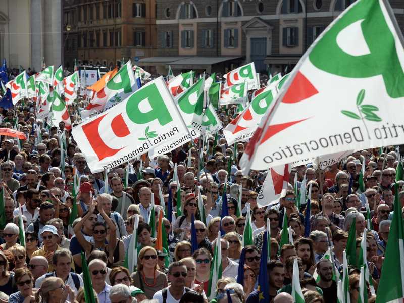La manifestazione del Pd a piazza del Popolo (foto LaPresse)