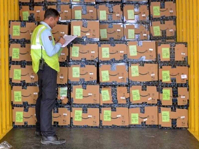 Un dipendente di Amazon (foto LaPresse)