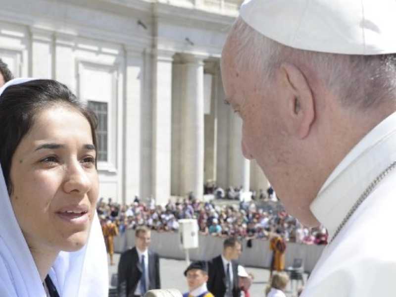 Nadia Murad con Papa Francesco (foto LaPresse)