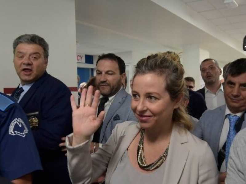 Il ministro Grillo in visita all'ospedale del Mare a Napoli. Foto LaPresse 