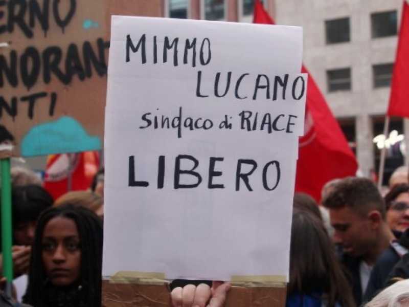 Una manifestazione a favore del sindaco di Riace Mimmo Lucano (Foto LaPresse)