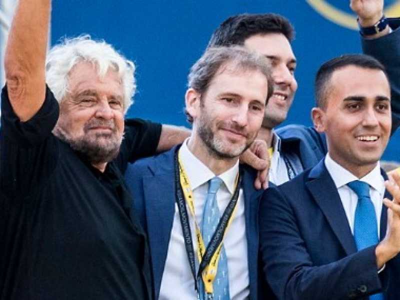 Beppe Grillo, Davide Casaleggio e Luigi Di Maio sul palco di Italia 5 Stelle (foto LaPresse)