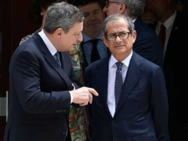 Mario Draghi e il ministro dell&rsquo;Economia Giovanni Tria (foto LaPresse)