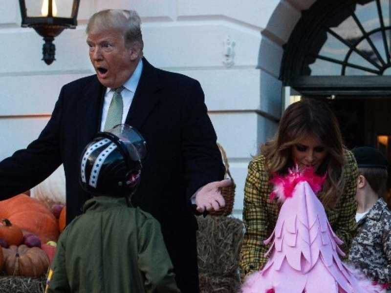 Trump e Melania festeggiano Halloween alla Casa Bianca (foto LaPresse)