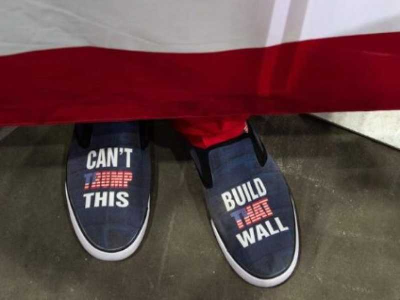 Un supporter di Donald Trump indossa scarpe con slogan della campagna presidenziale (foto LaPresse)