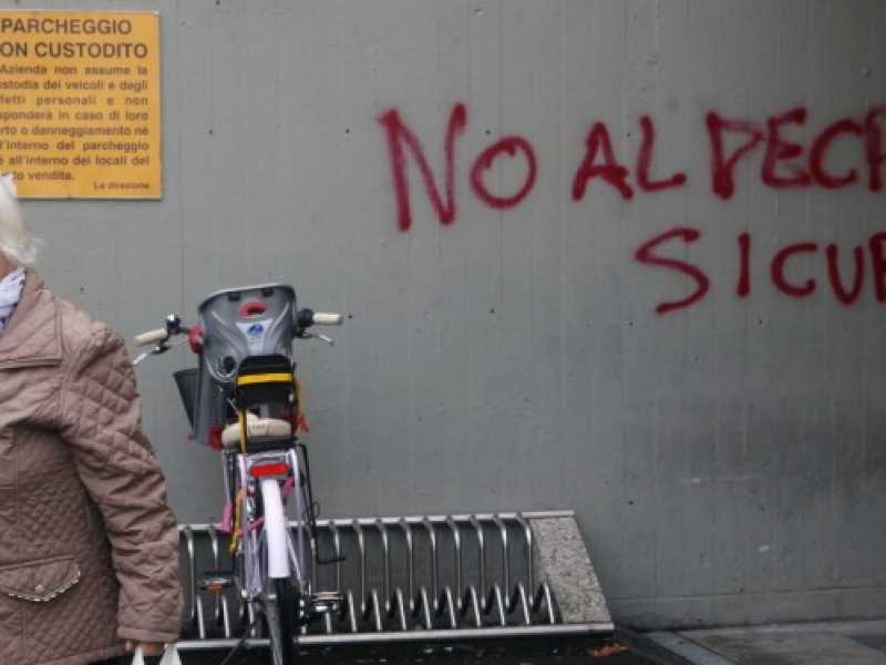 Milano. Scritte contro il governo apparse sui muri del Supermercato Esselunga in Viale Cassala (foto LaPresse)