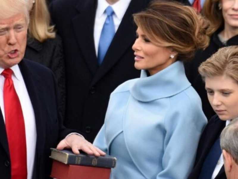 Trump giura sulla Bibbia (foto LaPresse)