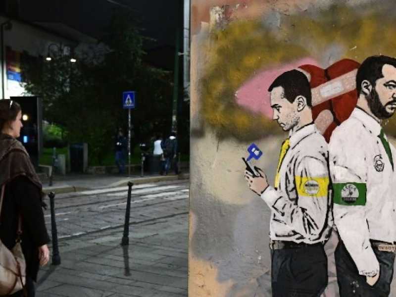 A Milano un nuovo murale dell'artista TvBoy intitolato 'La guerra dei social' con Luigi Di Maio e Matteo Salvini (foto LaPresse)