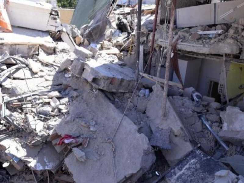 Abitazioni crollate dopo il terremoto a Ischia nell'agosto del 2017 (foto LaPresse)
