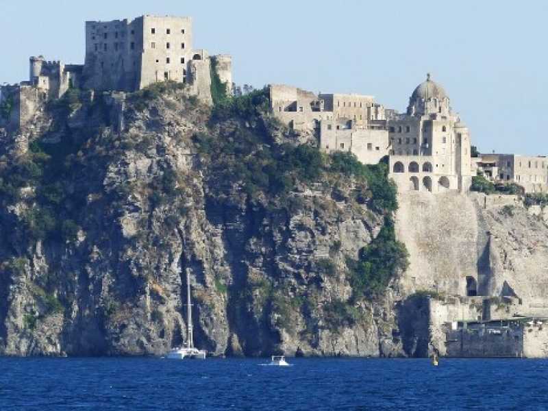 Viaggio fuori stagione a Ischia, l'isola bella dei condoni (Foto LaPresse)