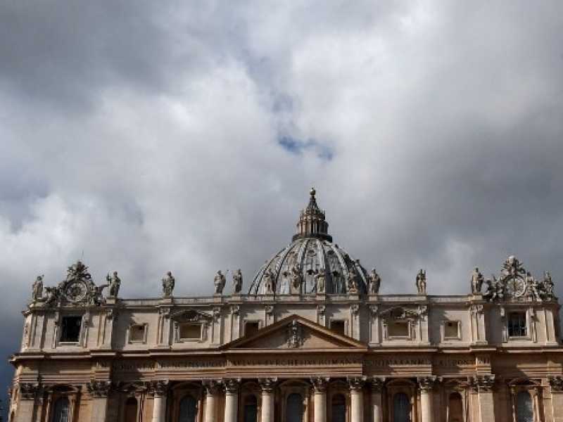 La basilica di San Pietro durante il tradizionale Angelus della domenica (foto LaPresse)