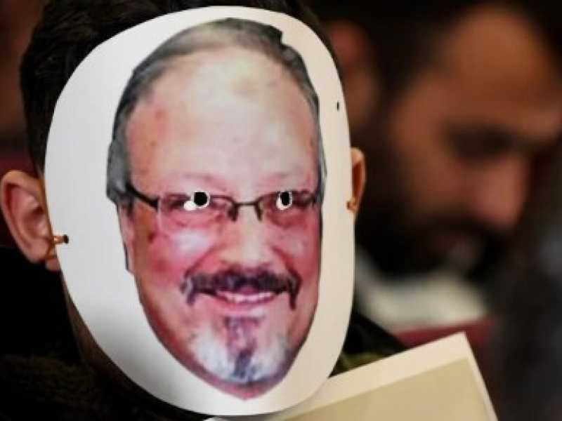 Un uomo indossa una maschera con il volto di Jamal  Khashoggi (foto LaPresse)