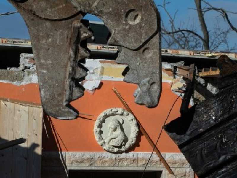 La demolizione delle ville abusive dei Casamonica (foto LaPresse)