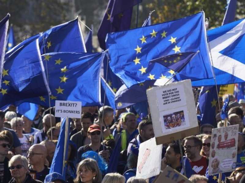 Un'immagine dalla manifestazione europeista che si &egrave; svolta sabato a Londra (foto LaPresse)