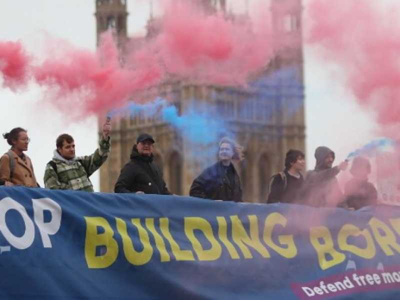 I manifestanti anti-Brexit protestano sul ponte di Westminster (Foto LaPresse)
