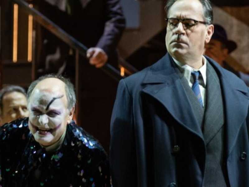 Roberto Frontali e Carlo Cigni (Monterone) in scena. Il regista Daniele Abbado ha ambientato &ldquo;Rigoletto&rdquo; in un cortile anni Quaranta, all'epoca di Sal&ograve; (Foto Yasuko Kageyama - Opera di Roma)